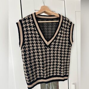 SHEIN Sweater Vest in Beige and Black Houndstooth V-Neck Women’s Medium